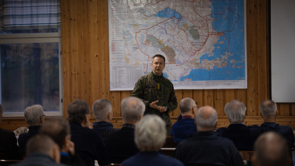 Under Gilledagen fick deltagarna bekanta sig med övningen SYD 2/22. Kommendör Sampsa Tamminen informerade först deltagarna om övningen.
