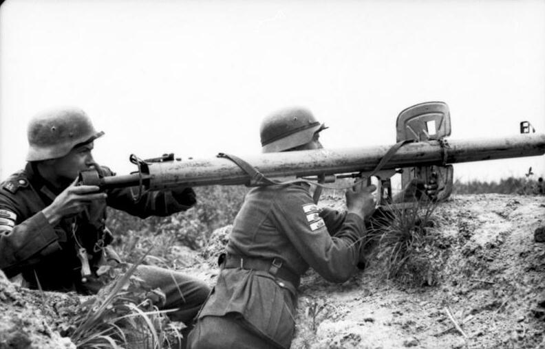 Russland-Nord, Soldaten mit Raketen-Panzer-Büchse