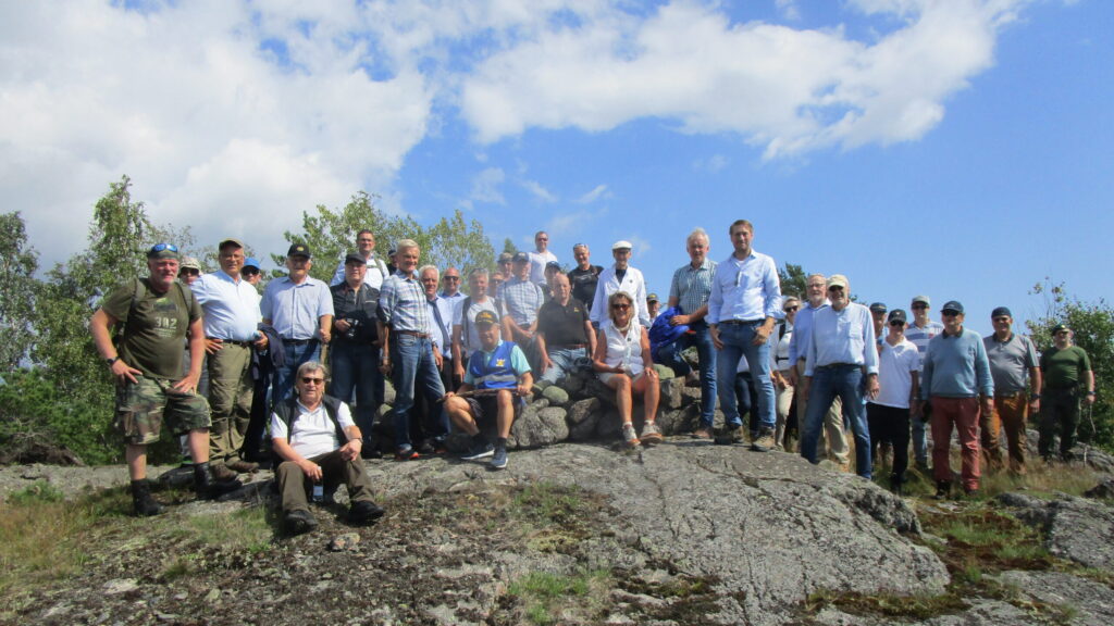 Sponsorklubben utflykt Cred Poppe Taucher Bildtext_ Gruppen samlad vid en kustartilleriställning på toppen av Koön.