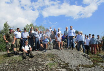 Sponsorklubben utflykt Cred Poppe Taucher Bildtext_ Gruppen samlad vid en kustartilleriställning på toppen av Koön.