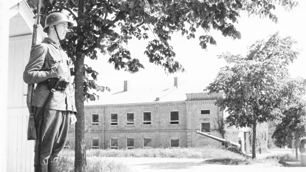 Vartiomies Uudenmaan prikaatin portilla vuonna 1960