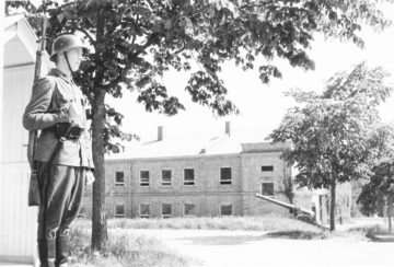 Vartiomies Uudenmaan prikaatin portilla vuonna 1960